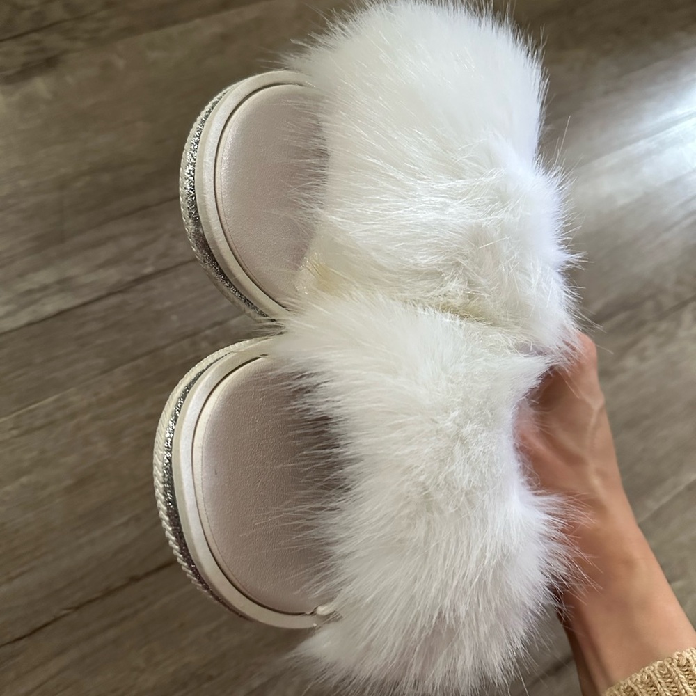 NWT Lauren Lorraine Women’s Fluffy White Faux Fur Flat Slide Sandals - Picture 6 of 9